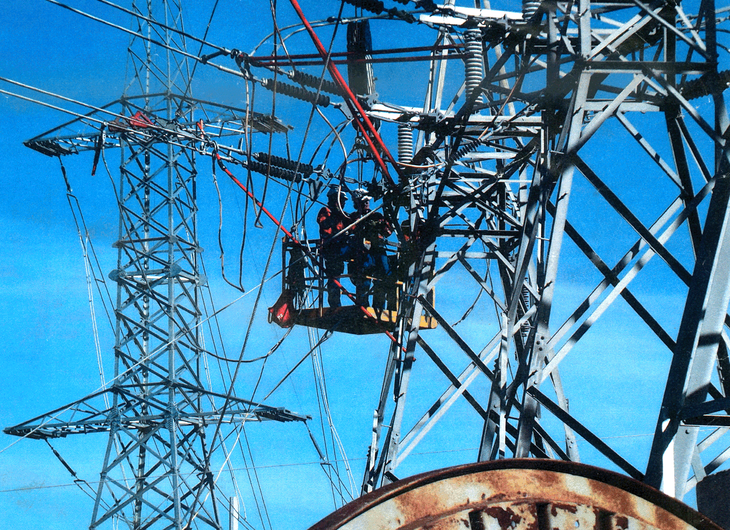 linesmen using flexijoint on pylon