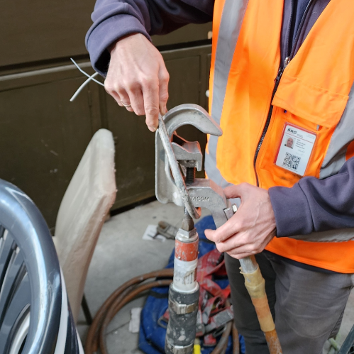 Hoisting gear with carbiner 1